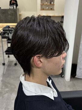 ヒュイル バイ ニアウ(Hwyl by Niau) MEN’S HAIR/刈り上げセンターパート/フェザーパーマ/伊勢崎
