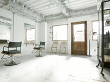 柔らかい光が差し込む店内。オトナ女性に好まれる落ち着いた雰囲気でお出迎えします