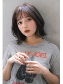 暗髪　プラチナベージュ　外ハネ　インナーカラー　ボブ