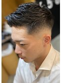 アップバングミドルスキンフェード濡れパンバーバースタイル