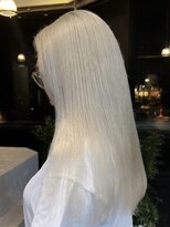 リノショアーズ 日本大通り店(RINOSHORES)&nbsp;ロングレイヤーペールベージュミルクティーブロンド20代