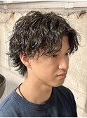 センターパートかき上げツイストスパイラルパーマツーブロック