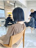 ネイビーカラー×パツッと切りっぱなしボブ