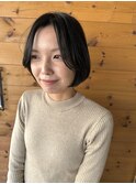 暗髪まとまるミニボブ