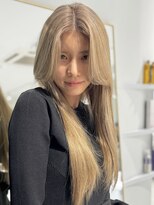 ノラ ウメダ(NORA UMEDA)&nbsp;ブロンドセンターパートカーテンバングスタイル