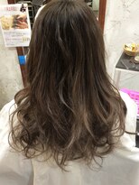 フェリシータ 総持寺店(felicita)&nbsp;海外セレブ風シルバーアッシュグラデーション♪毛先ゆる巻き