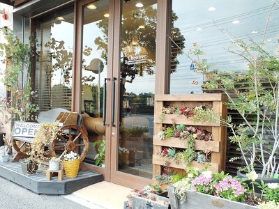 外観と店内には植物やお花がたくさん。