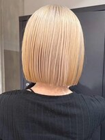 イリ 梅田(ili) ハイトーンカラーミルクティーベージュミニボブ