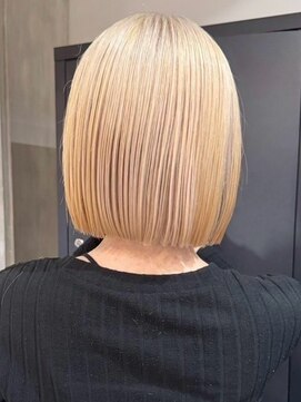 イリ 梅田(ili) ハイトーンカラーミルクティーベージュミニボブ