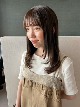 アム(amu) レイヤーミディアム/くすみベージュ/パラパラ前髪