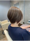 白髪染めなしで楽しむ 明るめショート