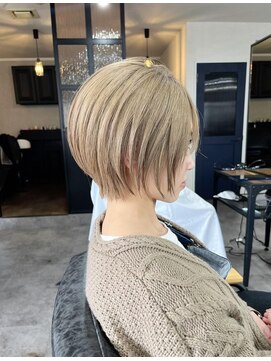 大人シアーベージュミニウルフボブミディアムレイヤー