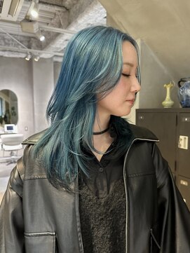 〈ブルー/毛先カラー/ロングレイヤー/ハッシュカット〉