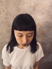 パッツンワイドバングの個性的なヘアスタイル