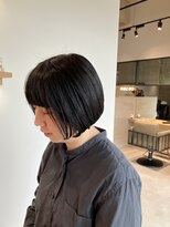 ヤドリギ(yadorigi)&nbsp;重ためな質感を崩さず、太い束で動くミニボブ