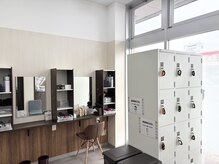 セブンカラーズ ココローズ 福山店(SEVENCOLORS)の雰囲気（ロッカー・セルフドライスペースです◎）
