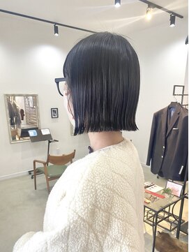 アドア(adore) 顎下切りっぱなしボブ