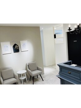 白を基調とした清潔感のある店内で、癒しの時間をご提供☆ゆったりとした空間で、贅沢なひと時を♪