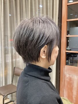 白髪を活かしたミセスショート