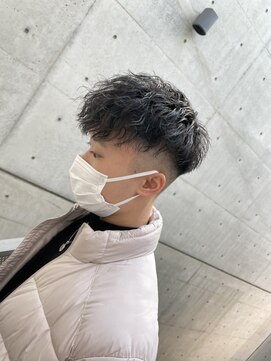 イーラ(era) 黒髪×前下がりマッシュ×スパイラルパーマ