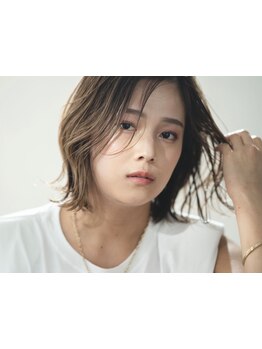 HPB AWARD 2025 ベストサロン部門 GOLD Prize受賞の、計算されたハイライト"白髪ぼかし"が人気◎