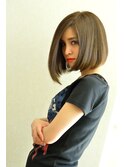 切りっぱなしボブ_前下がりボブ シアーグレージュ_小顔