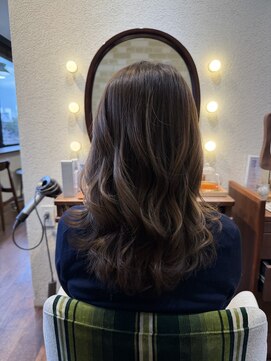 エルサフィロ キタハマ(el zafiro kitahama) 30×40×50×60代×髪質改善×頭皮に優しい×明るい白髪染め