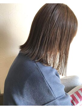 ヘアーデザイン ルシア(Hair Design Lucia) 前下がり切れっぱなしボブ×オリーブグレージュ