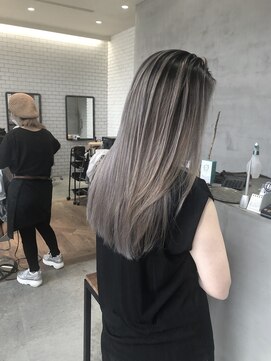 リリ(Riri) グレージュ系バレイヤージュ