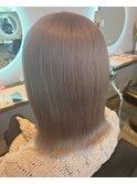 切りっぱなしボブ×ホワイトベージュ
