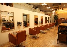 ヘアスペース クラージュ 本店の雰囲気（開放感のある空間だからゆったり落ち着いてお過ごしいただけます）