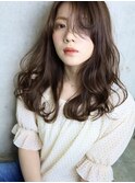 リラックス感のある大きいカールで大人っぽさを演出