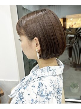 プラグ(Plug) 内巻きミニボブアッシュベージュ