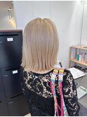 外国人風ダブルカラーブリーチブロンドヘアミルクティーベージュ