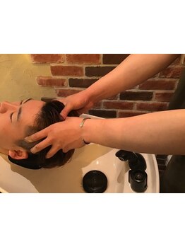 極上の癒しを提供してくれる“ヘッドスパ”が人気♪頭皮環境を整え、髪本来の美しさを引き出す☆