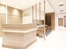 アッシュ 等々力店(Ash)の雰囲気（店内は光がたっぷり差し込み、清潔感のある白が基調で居心地◎）