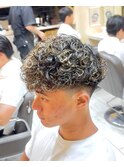 スペインカール　フェード　ハイライト　海外風　メンズパーマ