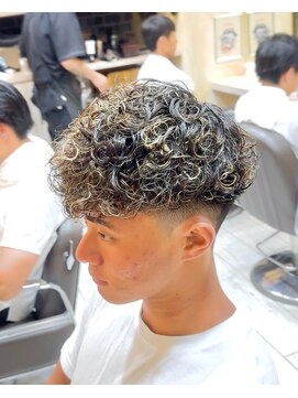グルーマーズトウキョウ(GROOMER/S TOKYO) スペインカール　フェード　ハイライト　海外風　メンズパーマ
