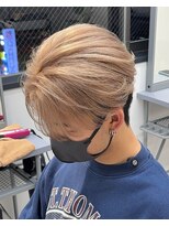 テンバイリップスヘアー(TEN by LIPPS hair)&nbsp;高円寺メンズブリーチカラーミルクティーベージュセンターパート
