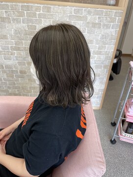 ビー(Be...) 大人ハイライトのロブスタイル