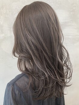 ペスカ 那覇新都心店(pesca)の写真/髪と頭皮をいたわる低刺激の白髪染めで、髪に優しく、艶やかでキレイな発色のカラーを実現♪明るい髪色も◎