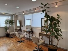 オーパスアミカ(OPUS AMICA)の雰囲気（暖かな日が差し込む店内[レイヤーカット/ケアブリーチ/ブリーチ]）