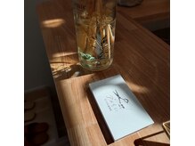 無垢材タモの木を使ってるので、温かい雰囲気のある美容室です