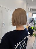 ミルクティーベージュダブルカラー顎ラインボブレイヤーカット