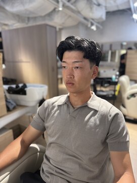 ウノプリールヴァモス(unopulir Vamos) センターパートメンズ刈り上げ