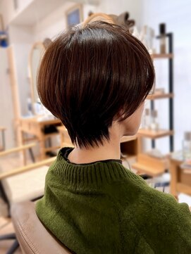 丸みシルエットの上品ショートボブ