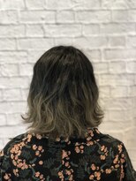 ミーティア バイ クアトロ(Meteor By QUATRO) 暗めなアッシュカラーのグラデーションスタイル