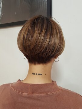 ペネロープ(Penelope) 乾かすだけでキマるミニマムショート×ベージュグラデーション！