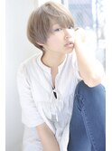 バレイヤージュアッシュカラーツヤ感ノーブル前下がりショート
