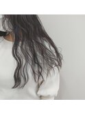 ダークグレーロングウェーブヘアくすみカラーハイトーンカラー